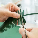 沿著外輪廓剪下葉片，壓切葉脈摺痕，透過(guò)雙手的溫度，摺出立體線條，像是重新賦予紙張一個(gè)植物的靈魂。