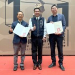 榮耀時(shí)刻，入圍即肯定；臺(tái)中市政府都市發(fā)展局-李正偉局長(zhǎng)（中）與新業(yè)建設(shè)卓勝隆董事長(zhǎng)（左）、新業(yè)建設(shè)蕭智夫建築師（右）一同合影留念。