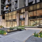 微風(fēng)一方靜謐芳華，讓自然蔓延前庭，夜晚亮起柔和燈光，融進(jìn)建築表情，也沁入，每位歸家的住戶心裡。