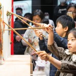 以皮為底，以桿為骨，體驗皮影戲偶，躍上小小影窗中，讓小朋友們增添另一份趣味的體驗。