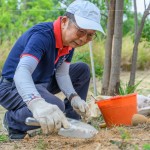新業(yè)建設 卓勝隆 董事長帶領新業(yè)職人們，一同參與『大肚山防火林帶』建置，一行人來到龍井區(qū)–龍目井步道，以實際行動公益，喚起同仁們對山林的關注。