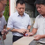 新業(yè)職人團(tuán)隊一同前往苗栗磁磚窯場，跨部門的討論，與磚廠的溝通、檢驗，細(xì)細(xì)琢磨，以講究打造生活。