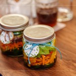 每瓶DIY沙拉罐成品綁上新業(yè)客製化紙標(biāo)，讓每位住戶回家開(kāi)封時(shí)，再次回憶起「油潤(rùn)食刻」中的每一刻。