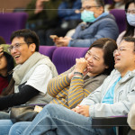 講師以生動(dòng)逗趣的方式，分享生活趣事，妙語(yǔ)如珠，讓家族好友們笑聲不斷、樂(lè)在其中，現(xiàn)場(chǎng)洋溢著歡樂(lè)的氛圍。