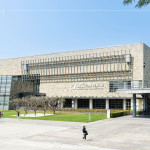 三月初春之際，相聚國(guó)家級(jí)藝術(shù)殿堂－國(guó)立臺(tái)灣美術(shù)館，聆聽(tīng)一段充滿轉(zhuǎn)折起伏的星途旅程。