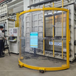 測驗氣密窗『抗風壓』性能時，全程使用防護設(shè)備，預防試驗過程中玻璃爆裂。