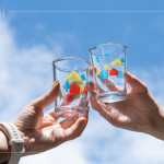 特別致贈(zèng)新業(yè)設(shè)計(jì)的「啤酒杯組」作為伴手禮，期盼在這個(gè)盛夏日常，為您增添一抹沁涼陪伴。(禁止酒駕，未滿十八歲禁止飲酒)