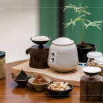 從古日本傳入至今，味噌早已融入臺(tái)灣的飲食日常，無(wú)論是湯、醬或佐料，都成為家常裡的一抹溫暖。