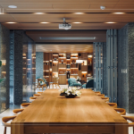 『蒔光交誼廳』接續(xù)著『鎏光多功能教室』，化繁為簡的設(shè)計(jì)，將廳堂與前庭自然的融合。