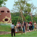 由日本藝術(shù)家-駿 河敏 構(gòu)思、並親自拼貼彩繪馬賽克的這座涵洞碉堡有一種魔力，不僅小孩堅(jiān)持要爬上幾遍冒險(xiǎn)，更讓大人漾起童心與想像力，回味那段沒有顧慮只願開心玩樂的童年往事。