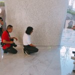 每座形狀與曲線都獨(dú)一無二的柱體底部，踢腳板的裝設(shè)一點(diǎn)也不馬虎，實(shí)心用材、手工打造，連接地面與柱底完美貼合，幾乎無縫接軌。