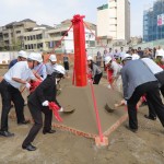 由新業(yè)大家長(zhǎng) 穆椿松榮譽(yù)董事長(zhǎng)(左一)領(lǐng)導(dǎo)鋤土、堆土，代表動(dòng)土工程正式開始，也象徵往後工程一切平安順利。