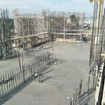 混凝土澆置完成！在建築結(jié)構(gòu)體的成形過程中，需投入大量的心力與時(shí)間成本，但新業(yè)職人建築團(tuán)隊(duì)更重視家的安全，您的幸福未來由新業(yè)來守護(hù)。