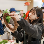 充滿祝福的節(jié)日即將到來，提前感受指尖上的聖誕，一圈圈纏繞的不只是花與葉，更是一份為自己編織的祝福與溫柔。