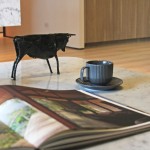 緩慢的生活不必捨近求遠(yuǎn)，一口卡布奇諾、一項(xiàng)藝術(shù)擺飾，一本雜誌中你愛(ài)的頁(yè)數(shù)，伴隨著時(shí)而飄揚(yáng)、時(shí)而雀躍的音符，幸福感恰到好處。