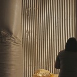 「民以食為天，食以米為先」，這些稻米在進(jìn)入我們的餐碗前，都曾在碾米廠及穀倉(cāng)裡經(jīng)過一道道程序與嚴(yán)謹(jǐn)?shù)钠焚|(zhì)把關(guān)，經(jīng)由這些費(fèi)工的處理，才能贈(zèng)予那位，新業(yè)心目中重要的人。