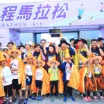 第四屆臺(tái)中城市半程馬拉松，正值萬(wàn)聖節(jié)的節(jié)慶氛圍，臺(tái)中市長(zhǎng)盧秀燕（中）與大小朋友也應(yīng)景地扮成南瓜精靈，趣味的裝扮讓馬拉松賽事更添可看性！