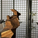 夕陽(yáng)如金箔般灑上魯班獎(jiǎng)，讓原本沉穩(wěn)的質(zhì)材更顯得高貴與尊榮，就像光與空間的關(guān)係，迎接光、採(cǎi)納光，讓空間張力層層推進(jìn)。