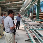 經(jīng)由壓模機(jī)壓製成型，一批批躺平的磁磚，發(fā)現(xiàn)工臺(tái)上夾著一片片的菜瓜布，原來(lái)是藉由粗糙的表面，可將磁磚上的石灰粉末一一掃除。