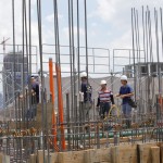 工地師傅穿梭在樓板上，忙著進(jìn)行頂版灌漿的前置工程，為未來的住戶守護(hù)穩(wěn)定的居住品質(zhì)。