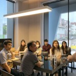 每一位新進(jìn)正聚精會神地聆聽，希望能更透徹了解新業(yè)建築、設(shè)計、銷售、營造、客服、深耕家族，全方位的服務(wù)與落實。