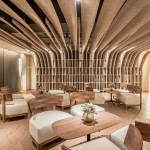 含有大樹建築寓意的【新業(yè)觀峰】，圖書會議室也根據(jù)大樹枝枒的樣貌，板翼自上方天花板延伸至左右書櫃作為隔間，打造流暢的流線感，彷彿棲息於樹屋，享受靜謐的閱讀時光。