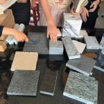 石材的性格攸關(guān)空間的品味與安全性，除了以肉眼判斷，也需要親自以膚觸判斷，諳其硬度、紋路、隔音及防水性，適合在哪一片牆、哪一處場域。