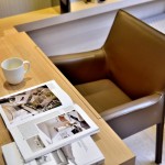 拉開木紋皮質座椅，在充滿療癒感的空間內，穿梭在字裡行間的同時爬梳自己的思緒，讓心靈重新得到富足。