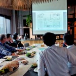 新業(yè)團隊在會議中，提出各自的專業(yè)見解、討論出「美學兼具實用」的餐廚空間，同時想像著未來住戶在餐桌上談笑風生、笑容可掬的溫馨畫面。