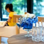 演講廳充滿著大人們?nèi)褙炞⒌臍庀ⅲ陂喿x區(qū)一隅，是孩子們投入繪本的靜謐空間。在講師與聽眾間，及孩子與書之間，相得「益」彰，共「品」生活。