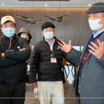 新業(yè)建設(shè) 創(chuàng)辦人 穆椿松先生(右一)帶領(lǐng)新業(yè)建築團隊，一同為來訪的建築先進們旅讀『自由居』建案。