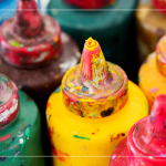 在聖誕節(jié)前夕，摸索多彩的顏料，塗鴉屬於你的節(jié)日創(chuàng)作，揮筆舒心的療癒時(shí)光。