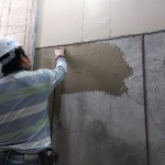 除了事先調(diào)和抿石子，先於泥作打底面上抹上一層黏著劑，使抿石子與牆面緊密貼合。