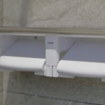 捲筒式衛(wèi)生紙架上方結(jié)合平臺(tái)設(shè)計(jì)，也能作為暫時(shí)置物的小空間，使用上多了選擇性與便利性。