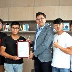 朝陽科技大學(xué)畢業(yè)生致贈感謝狀，感謝新業(yè)歷年對於畢業(yè)展的回饋與贊助。