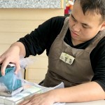 羊毛皂「氈縮」的過程，能讓覆蓋在皂體上的羊毛更加緊實、貼合，使人在使用時，絲絲羊毛不易脫落。手工製作的挑戰(zhàn)是，剛開始氈縮的羊毛較鬆軟，若過度施壓容易使皂體變形，相當考驗技巧。