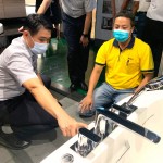 建築專家與衛(wèi)浴專家的對話，透過熱切的討論與實(shí)際感受，打造住戶想要的「好感衛(wèi)浴」。(圖左一為新業(yè)建設(shè)邱正光副總經(jīng)理)