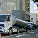 缺水期間的用水，不僅影響民生，大大影響中科的工業(yè)用水，在這次中部旱情拉警報(bào)之際，新業(yè)協(xié)助24小時(shí)不分日夜專車專送的大型水車。