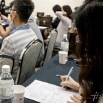 住戶全神貫注、認(rèn)真聆聽說明，記錄下每一個(gè)需要注意的細(xì)節(jié)，期望讓格局、動線與擺設(shè)更貼近理想生活，共同期盼著未來的家。