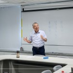 新業(yè)建設(shè)名譽(yù)董事長(zhǎng)－穆椿松先生（圖中），親身帶領(lǐng)新進(jìn)員工，以「主動(dòng)、積極、樂(lè)觀」的態(tài)度去面對(duì)難題，鼓勵(lì)新進(jìn)培養(yǎng)應(yīng)有的工作能力，並分享公司的經(jīng)營(yíng)方針與社會(huì)責(zé)任。