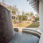 曲柱與鏡面?zhèn)€別貼合，引入自然光與水瀑磚景