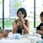 陽(yáng)光明媚的周六下午，剪紙藝術(shù)家—楊雅婷Wuba Yang (圖中)，與住戶們一同度過(guò)一場(chǎng)綠藝喃喃的剪紙時(shí)光。