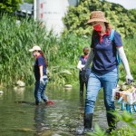 新業(yè)積極響應(yīng)永續(xù)發(fā)展，遵循對(duì)ESG的核心理念，身為土地開發(fā)者，我們更是有責(zé)任珍惜腳下的淨(jìng)土 。(圖為新業(yè)同仁參與臺(tái)中筏子溪－淨(jìng)溪日)