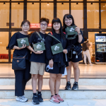 等待進(jìn)場(chǎng)的時(shí)間裡，與家人好友抓緊機(jī)會(huì)，留下美麗難忘的合影。