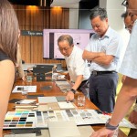 除了材質優(yōu)劣的判斷，更需要統(tǒng)整整體美感與機能性，在團隊熱絡的討論下，規(guī)劃出最適合住戶且匹配的物件。（圖中為卓勝隆董事長、圖右為簡福榮總經(jīng)理）