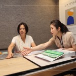 木地板的材質(zhì)及顏色，除了考慮美觀外，還有實用性和耐用性，針對不同的需求由客服人員分享與引導(dǎo)，為住戶們找到最合適的材料。