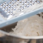 絲絲晶瑩剔透的蘿蔔絲，嚴(yán)選產(chǎn)季蘿蔔，甘甜爽口，富有豐富的營養(yǎng)纖維，刨絲器孔洞大小也很講究，太細(xì)則會吃不到蘿蔔的口感。