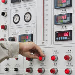 風雨性能測試遵循嚴謹流程，從氣密性→水密性→抗風壓性，將可能破壞窗框結(jié)構(gòu)的測試步驟，放置於最後進行，避免影響其他測試結(jié)果。