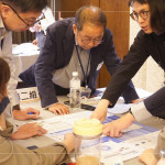 新業(yè)建設(shè) 卓勝隆 董事長(zhǎng)與設(shè)計(jì)部同仁共同探討品牌定義，了解到品牌對(duì)企業(yè)帶來(lái)的影響與改變。