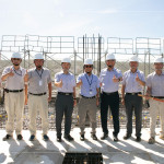 新業(yè)建設(shè)創(chuàng)辦人穆椿松先生(右四)偕同 卓勝隆董事長(右五)、簡福榮總經(jīng)理（右三）、邱正光副總經(jīng)理（左四）及新業(yè)建築職人團隊，一同參與【微丘森鄰】上樑祈福儀式。